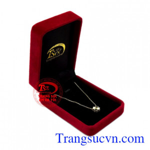 Cỏ bốn lá là loài cỏ nổi tiếng về điềm may, người ta cho rằng nếu có thể tìm được loại cỏ này người đó sẽ gặp may. Dây liền mặt cỏ may mắn