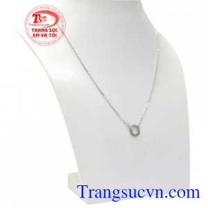 Thiết kế vô cùng bắt mắt mang lại sự trẻ trung, trong trẻo cho phái đẹp. Dây liền mặt vàng trắng xinh xắn