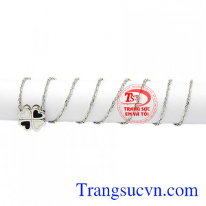 Theo truyền thuyết, người nào sở hữu chiếc cỏ bốn lá sẽ được may mắn, tài lộc. Dây liền vàng trắng cỏ bốn lá