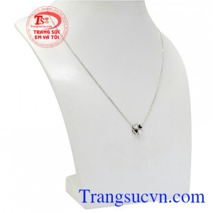 Với thiết kế tinh tế, nữ tính sản phẩm sẽ khiến phái nữ mong chờ và yêu thích. Dây liền vàng trắng cỏ bốn lá