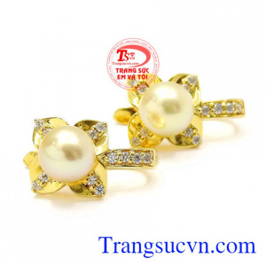 Mọi người thường thấy, ngọc trai là viên ngọc được gắn trên các món đồ trang sức đắt tiền mang lại vẻ cao sang, quyền quý cho người đeo. Hoa tai ngọc trai thanh thoát