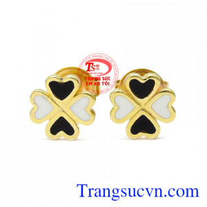 Hoa tai nữ cỏ bốn lá may mắn là một sản phẩm được nhiều nữ giới yêu thích với kiểu dáng tinh tế mà đơn giản.