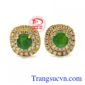 Hoa tai nữ Emerald sang trọng được thiết kế tinh xảo từ đá Emerald chất lượng cao và vàng 14k mang lại vẻ quý phái, sang trọng cho người đeo.