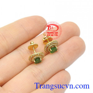 Người ta tin rằng, khi đeo bông tai không chỉ có giá trị làm đẹp mà còn giúp cho người đeo tăng vận thế và còn giúp lưu thông khí huyết cho phái đẹp. Hoa tai nữ Emerald sang trọng
