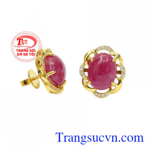 Hoa tai nữ ruby rực rỡ được thiết kế như những bông hoa đang khoe sắc thắm. 