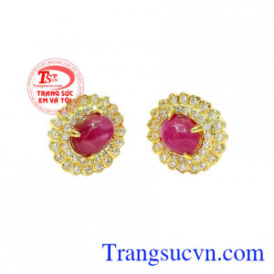 Sự kết hợp hài hòa giữa ruby thiên nhiên đẳng cấp, đá cz lấp lánh cùng vàng tây 14k bền đẹp đã mang đến một sản phẩm hoàn hảo. Hoa tai ruby nữ hoàng