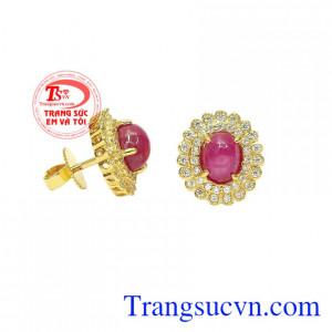 Hoa tai ruby nữ hoàng nổi bật nhờ vào thiết kế vô cùng ấn tượng.