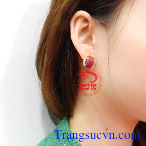 Ruby là viên đá có giá trị cao được nhiều người biết đến không chỉ bởi vẻ đẹp của viên đá mà còn lợi ích khi sử dụng đá. Hoa tai Ruby rực rỡ