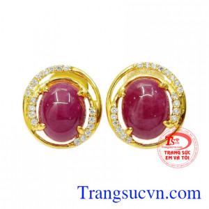 Hoa tai Ruby rực rỡ là sản phẩm mang lại vẻ quyến rũ, quý phái cho phái đẹp.