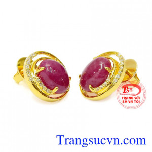 Kiểu chế tác tinh xảo, vô cùng cùng tỉ mỉ tạo ra một đôi hoa tai đầy sang trọng giúp cho phái đẹp trở nên lôi cuốn thu hút ánh nhìn từ mọi người. Hoa tai Ruby rực rỡ