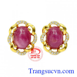 Hoa tai Ruby sao tinh tế được chế tác từ đá Ruby sao thiên nhiên hiệu ứng sao rõ rệt sáng bóng.