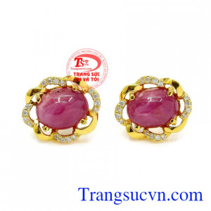 Hoa tai Ruby mang lại may mắn, thành đạt, giàu có cho những người mang mệnh Thổ và Hỏa. Hoa tai Ruby sao tinh tế