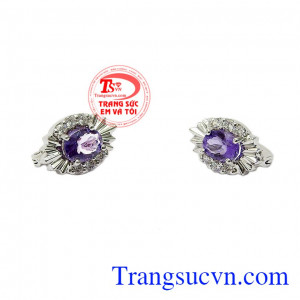 Sự kết hợp hài hòa giữa đá Thạch anh tím và vàng trắng 14k càng làm sản phẩm thêm giá trị,Hoa tai thạch anh tím thời trang
