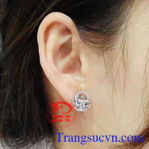 Với các chị em phụ nữ, hoa tai là món đồ trang sức không thể thiếu giúp phái nữ trở nên cuốn hút hơn. Hoa tai vàng trắng cao cấp.