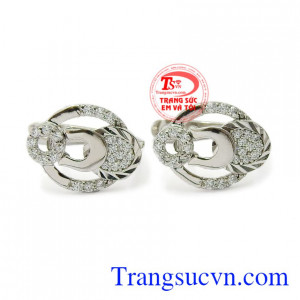 Hoa tai vàng trắng duyên dáng là sản phẩm kiểu dáng mới của trang sức Em và Tôi nhập từ Korea.