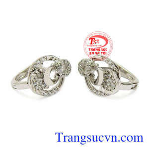 Đôi bông tai vàng trắng xinh xắn này sẽ là sự lựa chọn hoàn hảo để làm quà tặng cho những dịp lễ, đặc biệt dành cho một nửa kia của mình. Hoa tai vàng trắng duyên dáng