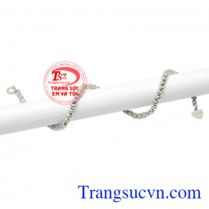 Các đường nét được làm tỉ mỉ, phay sáng bóng, giúp cho sản phẩm càng thu hút hơn,Lắc bi vàng trắng tinh tế