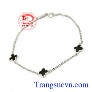 Lắc tay cỏ bốn lá may mắn còn tôn lên sự dịu dàng, nữ tính và tạo nên một phong cách rất riêng cho người đeo