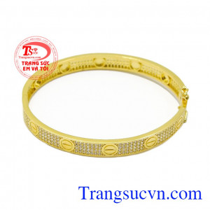 Sản phẩm được nhập khẩu hoàn toàn từ Hàn Quốc, với kiểu dáng hiện đại hợp thời trang,Vòng tay nữ vàng màu