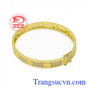 Các chi tiết biểu tượng của thương hiệu kết hợp cùng hàng chục viên đá Cz nhỏ kết cùng làm tăng sự nổi bật,Vòng tay nữ vàng màu