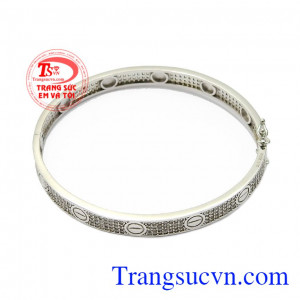 Vòng tay nữ vàng trắng đẹp với thiết kế trẻ trung, hiện đại mang đến sự sang trọng nên được rất nhiều cô gái yêu thích