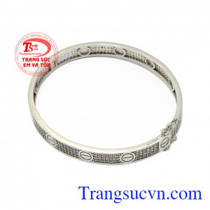Sản phẩm phù hợp với mọi lứa tuổi vì dễ dàng kết hợp với nhiều loại trang phục khác nhau