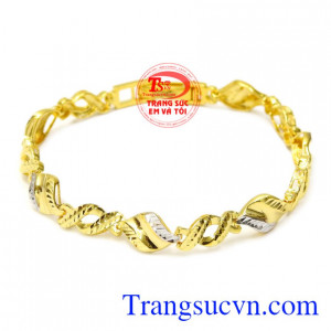 Lắc tay nữ kiểu cách được chế tác tỉ mỉ từng đường nét mềm mại tạo lên vẻ nữ tính cho phái đẹp.
