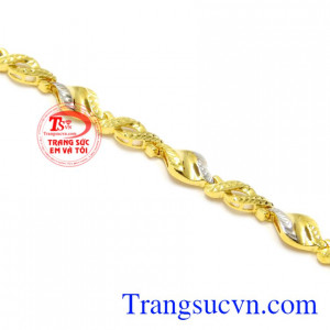 Lắc tay là vật tượng trưng cho tình yêu vĩnh cửu, là sợi dây kết nối tình cảm với nhau. Lắc tay nữ kiểu cách