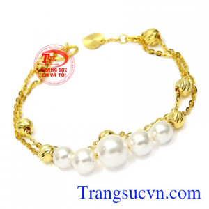 Sản phẩm này khách hàng có thể kết hợp thêm một sô trang sức khác như: nhẫn, hay dây chuyền làm tăng nét nữ tính, duyên dáng cho người đeo. Lắc tay nữ vàng duyên dáng