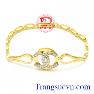 Lắc tay nữ vàng hiện đại là sản phẩm được chế tác chất lượng, đường nét mềm mại mang lại vẻ cá tính, năng động cho phái nữ.