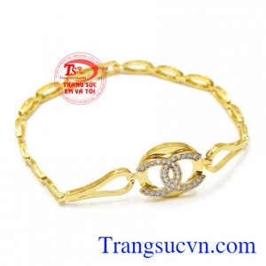 Lắc tay nữ không chỉ là món quà có giá trị cao mà còn là tâm tư, tình cảm của người tặng dành cho phái đẹp. Lắc tay nữ vàng hiện đại