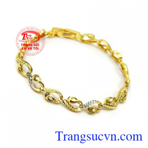 Với thiết kế mới lạ, độc đáo tôn lên sự dịu dàng, tinh tế và thời trang cho người đeo