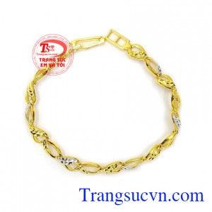 Lắc tay vàng tây dịu dàng phù hợp nhiều phong cách thời trang và lứa tuổi, mang lại nét quyến rũ riêng cho người đeo.