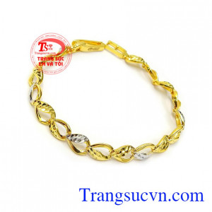 Sản phẩm với đường nét chế tác độc đáo, mới lạ mang lại phong cách thời trang sang trọng, quý phái và tinh tế cho phái đẹp