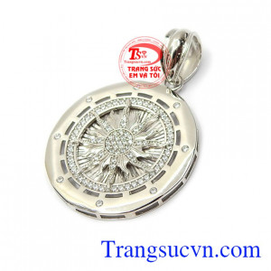 Mặt dây chuyền bạc mạnh mẽ đeo phù hợp nhiều loại dây chuyền, kết hợp dễ dàng với nhiều phong cách thời trang đa dạng