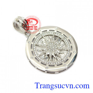 Mặt dây chuyền thiết kế công nghệ cao, gắn đá tinh xảo mang lại sự sang trọng, đẳng cấp và phong cách cho người đeo
