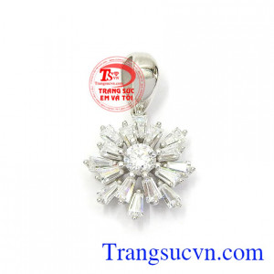 Mặt dây chuyền đính đá cá tính vàng trắng 10k nhập khẩu Hàn Quốc rất được phái đẹp ưa chuộng