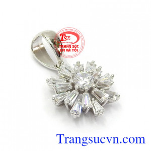 Với thiết kế mới lạ, tinh tế mang lại nét dịu dàng, mềm mại và phong cách cho người đeo