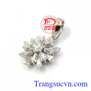 Mặt dây chuyền đính đá cá tính đeo phù hợp nhiều loại dây chuyền mang lại nét quyến rũ, sang trọng cho các cô nàng hiện đại