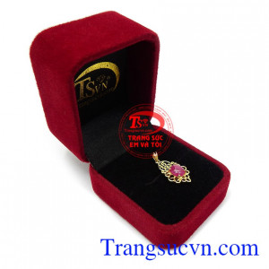 Mặt dây chuyền phù hợp với nhiều kiểu dáng dây chuyền đa dạng, mang lại sự dịu dàng, quý phái và thời trang cho phái đẹp