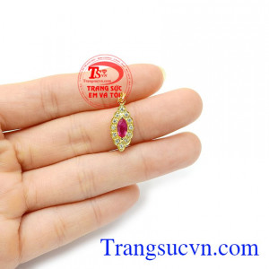 Ngoài ra ruby còn là viên đá biểu tượng cho tình yêu, tượng trưng cho sự nồng nàn và lãng mạn, chính vì vậy ruby là món quà tặng ý nghĩa của các cặp đôi trong các ngày kỷ niệm