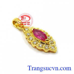 Mặt dây ruby bọc vàng phù hợp phong cách thời trang, tôn lên sự sang trọng, quý phái và phong cách