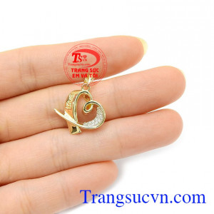 Với thiết kế hình trái tim gắn đá tinh tế là món quà tuyệt vời cho người bạn yêu thương vào những dịp ý nghĩa