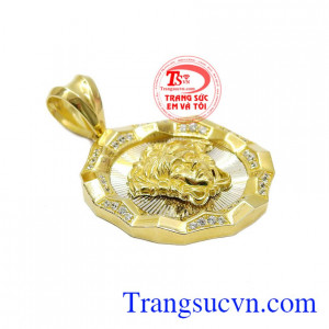 Mặt dây nam vàng tây sang trọng được chế tác từ vàng tây 10k kết hợp cùng những viên đá kết cz tạo điểm nhấn.