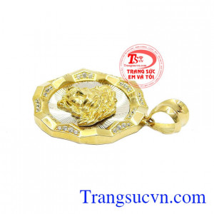Từng đường nét chế tác mạnh mẽ giúp cho người dùng càng thêm phong cách và nam tính. Mặt dây nam vàng tây sang trọng