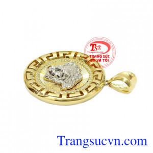 Sản phẩm kết hợp vàng màu, vàng trắng và đá cz tạo nên một chiếc mặt dây phong cách và cá tính. Mặt dây nam vàng phong cách