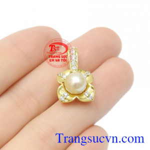 Bởi thế, ngọc trai chính là biểu tượng của tình yêu thiêng liêng, hạnh phúc, là hình ảnh của sự thành công. Mặt dây ngọc trai thanh tú