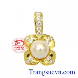 Mặt dây ngọc trai thanh tú được chế tác từ viên ngọc trai óng ánh kết cùng vàng 14k sáng bóng tạo nên một sản phẩm mê hoặc ánh nhìn.