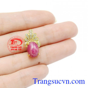 Đá ruby sao mang nét độc đáo mà viên ruby thường không thể có được. Mặt dây nữ ruby sao lấp lánh