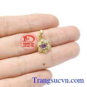 Sản phẩm kết hợp vàng tây 14k cùng đá thạch anh tìm thiên nhiên càng hợp phong thủy và mang đến vẻ đẹp tinh tế cho phái nữ. Mặt dây nữ thạch anh tím may mắn